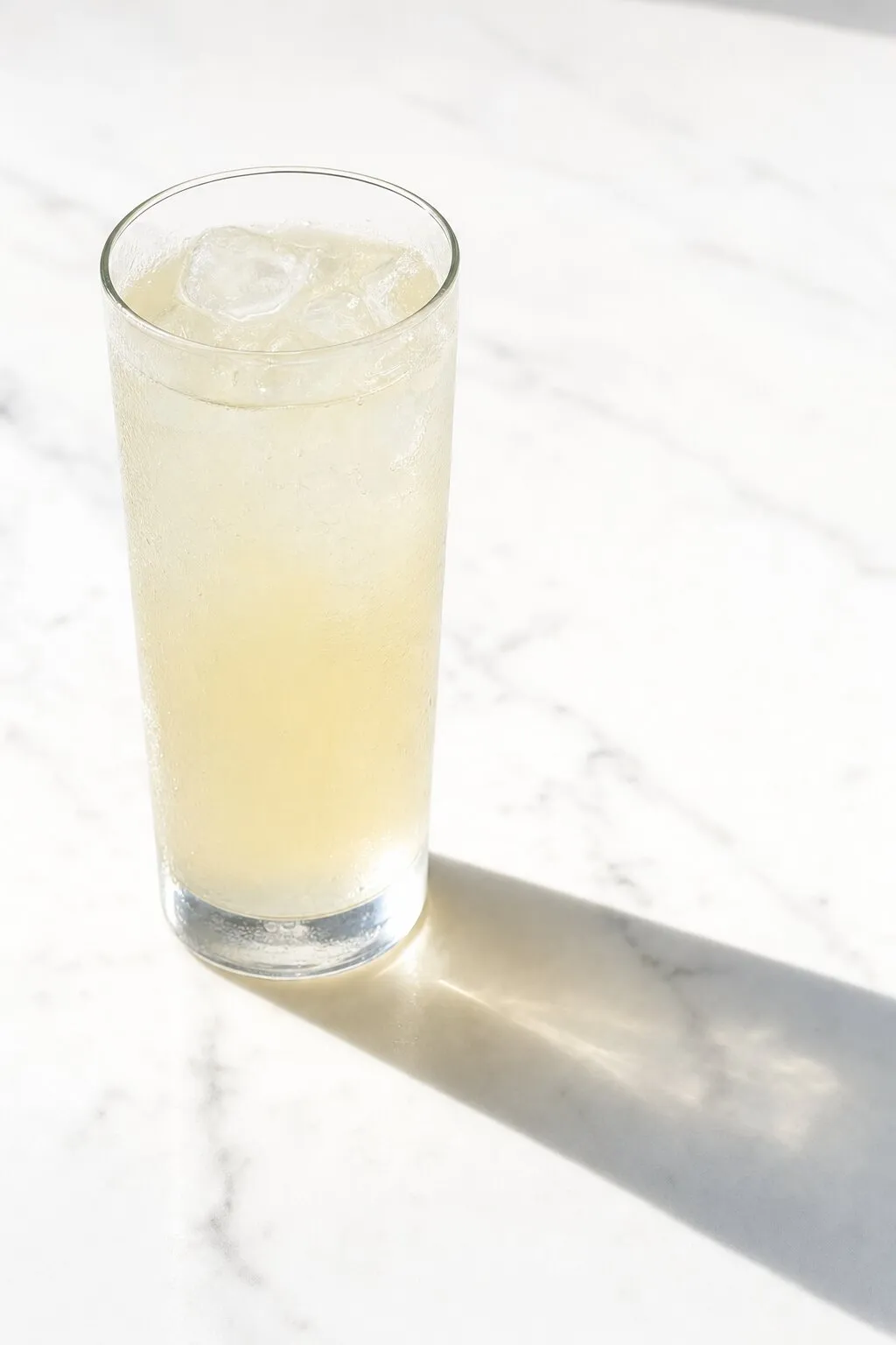 Ein schlichter Zitrus-Aperitivo auf Eis in der Mittagssonne